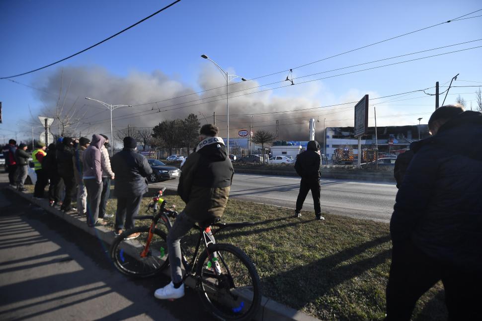 Incendiu uriaș la un depozit din Sectorul 6 al Capitalei. Pompierii sting flăcările cu roboți din cauza riscurilor mari de prăbușire 1034510