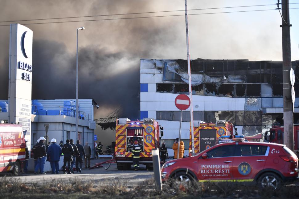 Incendiu uriaș la un depozit din Sectorul 6 al Capitalei. Pompierii sting flăcările cu roboți din cauza riscurilor mari de prăbușire 1034511