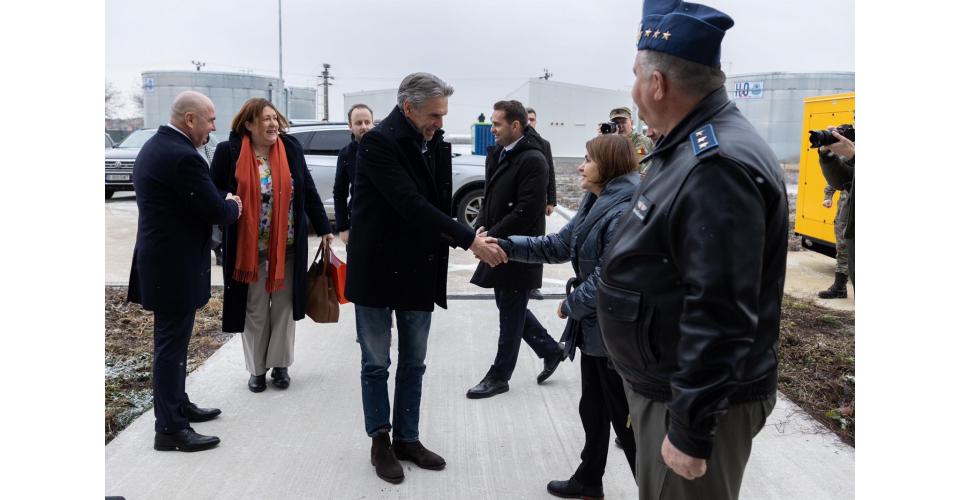 Imagini cu Ilie Bolojan, la popota cu soldații NATO, la baza de la Câmpia Turzii 1034875