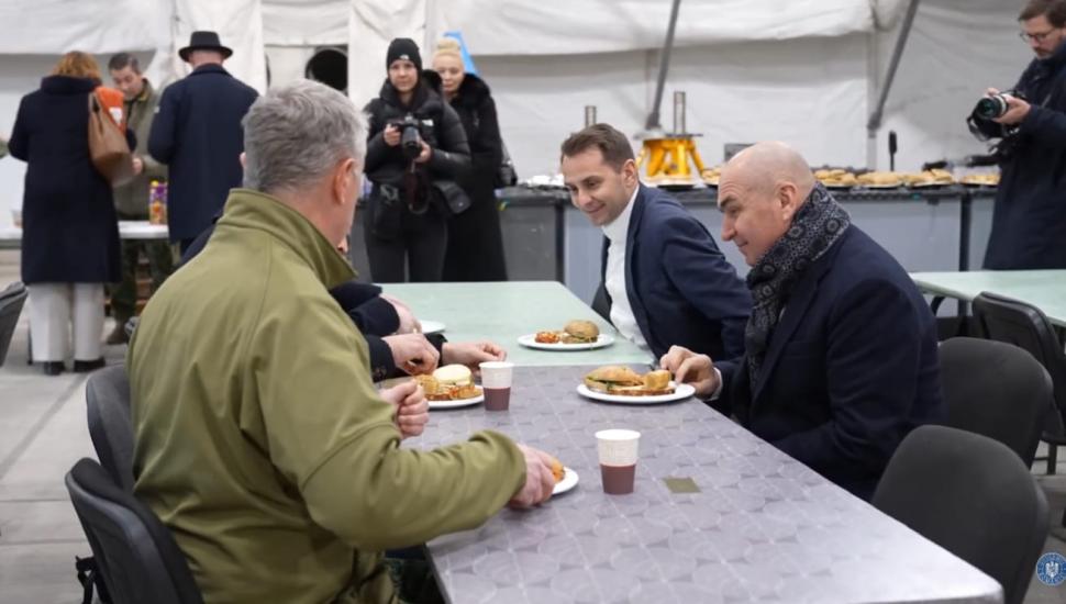 Imagini cu Ilie Bolojan, la popota cu soldații NATO, la baza de la Câmpia Turzii 1034878