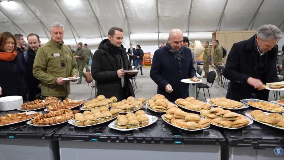 Imagini cu Ilie Bolojan, la popota cu soldații NATO, la baza de la Câmpia Turzii 1034881
