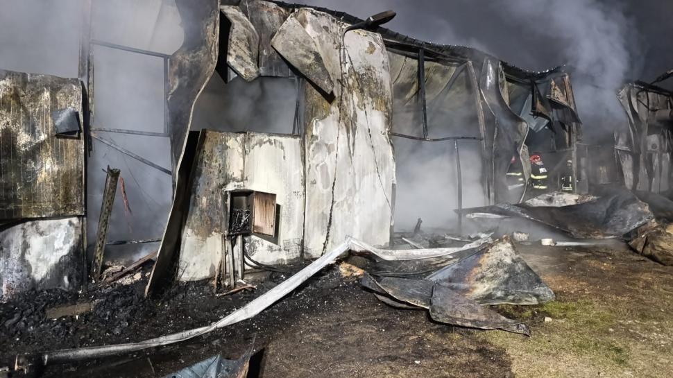 Un incendiu puternic a izbucnit la o hală din judeţul Argeş. Focul se manifestă pe aproximativ 500 de metri pătraţi 1034771