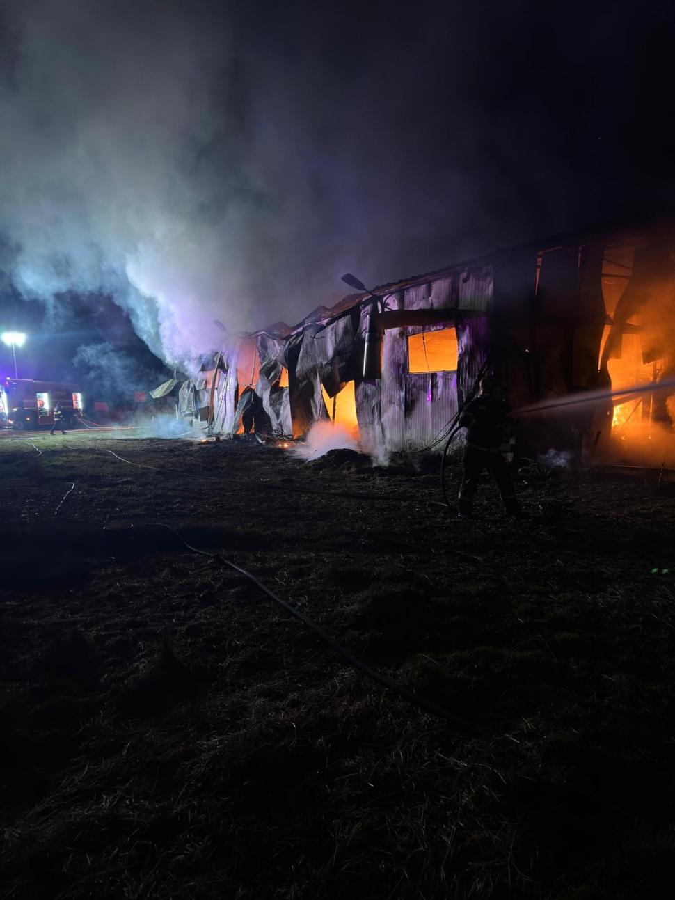 Un incendiu puternic a izbucnit la o hală din judeţul Argeş. Focul se manifestă pe aproximativ 500 de metri pătraţi 1034772