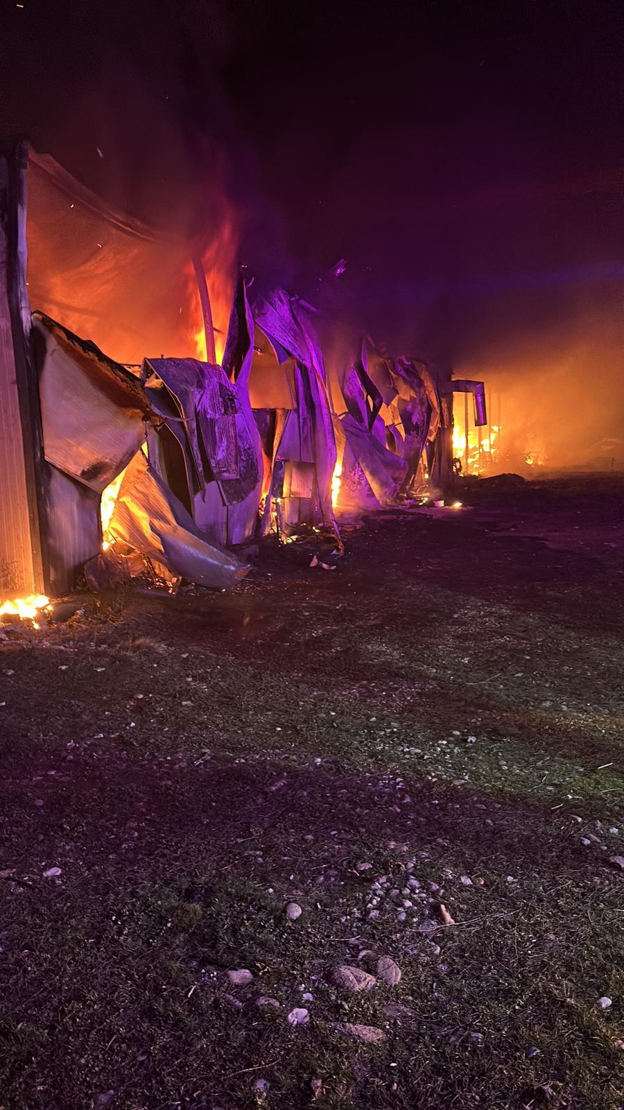 Un incendiu puternic a izbucnit la o hală din judeţul Argeş. Focul se manifestă pe aproximativ 500 de metri pătraţi 1034773