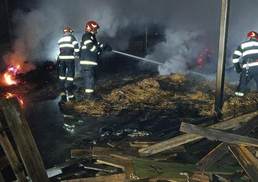 Un incendiu puternic a izbucnit la o hală din judeţul Argeş. Focul se manifestă pe aproximativ 500 de metri pătraţi 1034774