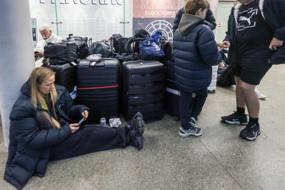 Mii de oameni blocați în gări după alerta Eurostar. Unii au stat toată noaptea în trenuri. Traficul s-a reluat, dar pot fi iar probleme 1035001