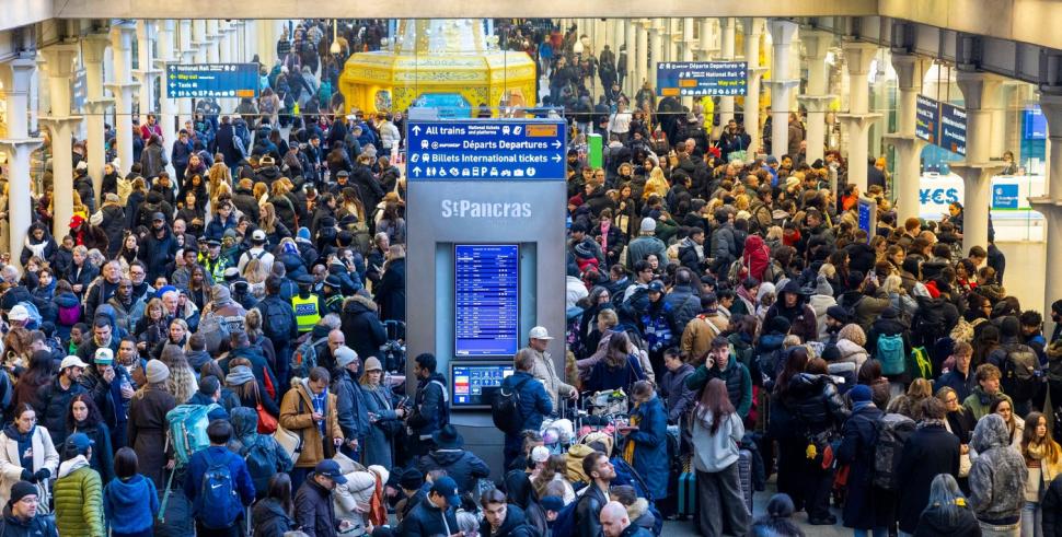 Mii de oameni blocați în gări după alerta Eurostar. Unii au stat toată noaptea în trenuri. Traficul s-a reluat, dar pot fi iar probleme 1035002