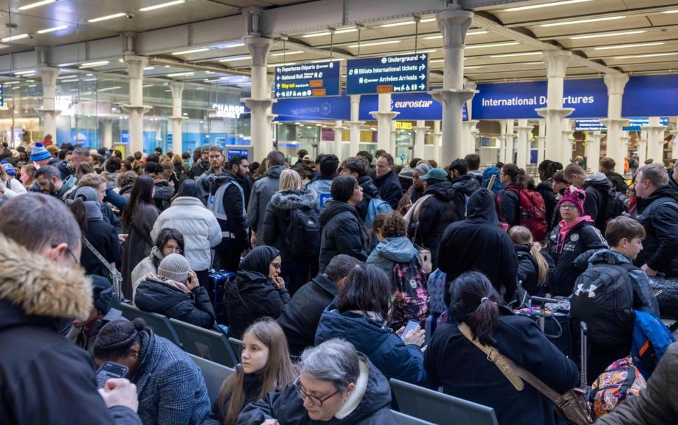 Mii de oameni blocați în gări după alerta Eurostar. Unii au stat toată noaptea în trenuri. Traficul s-a reluat, dar pot fi iar probleme 1035003