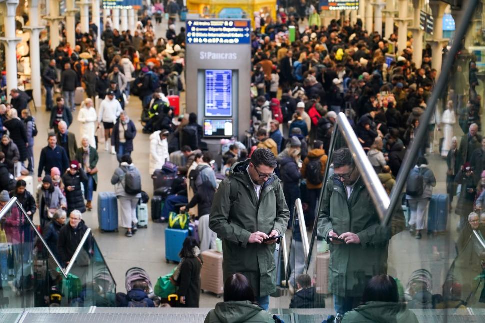 Mii de oameni blocați în gări după alerta Eurostar. Unii au stat toată noaptea în trenuri. Traficul s-a reluat, dar pot fi iar probleme 1035004