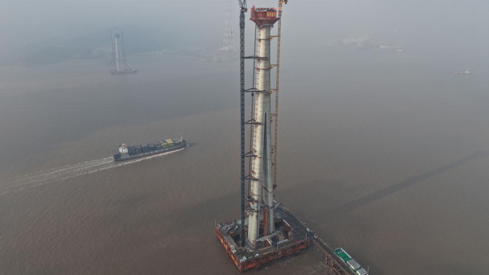 Un „zgârie-nori” înălțat direct în mare: China tocmai a construit cel mai înalt pilon de pod din lume, cât o clădire cu 100 de etaje 1035010