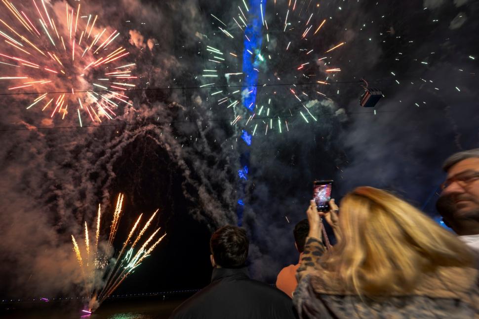 Cum a întâmpinat lumea Anul Nou. Artificii spectaculoase, tobe la Marele Zid Chinezesc, petrecere record pe plaja din Copacabana 1035192