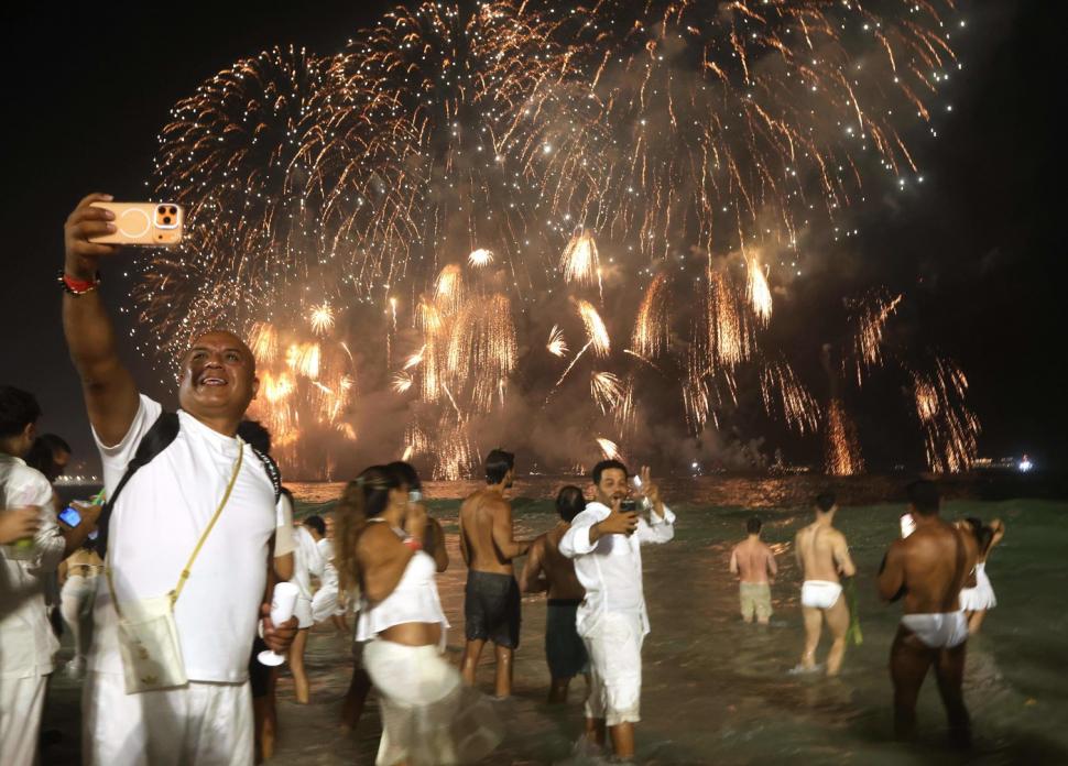 Cum a întâmpinat lumea Anul Nou. Artificii spectaculoase, tobe la Marele Zid Chinezesc, petrecere record pe plaja din Copacabana 1035202