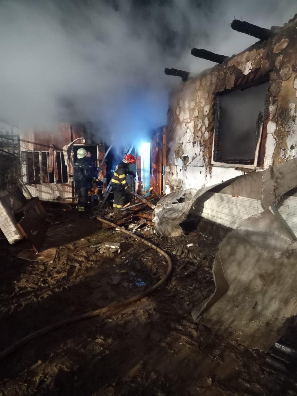 Incendiu cu patru victime la un priveghi, de Revelion, în orașul Bicaz. Casa a ars complet, cu sicriul celui decedat înăuntru 1035235