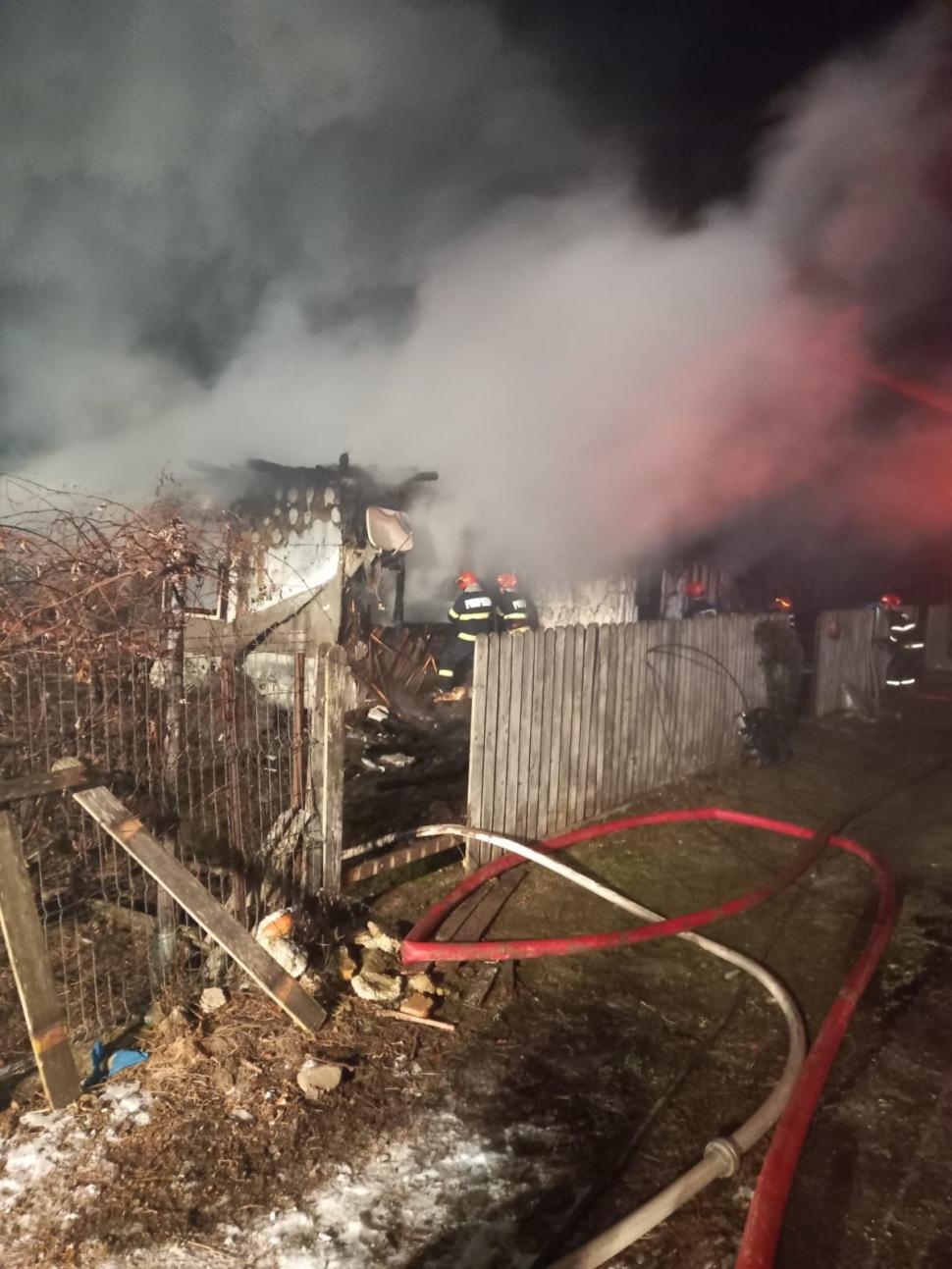 Incendiu cu patru victime la un priveghi, de Revelion, în orașul Bicaz. Casa a ars complet, cu sicriul celui decedat înăuntru 1035236