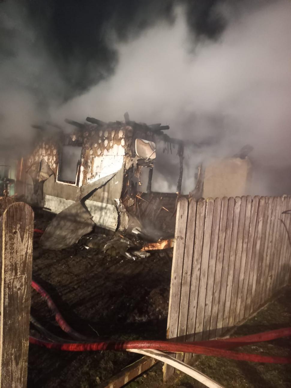 Incendiu cu patru victime la un priveghi, de Revelion, în orașul Bicaz. Casa a ars complet, cu sicriul celui decedat înăuntru 1035237
