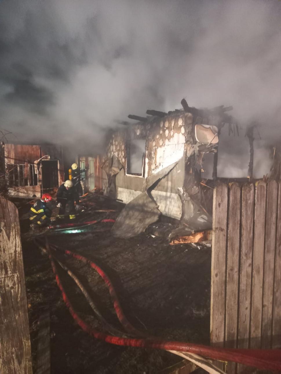 Incendiu cu patru victime la un priveghi, de Revelion, în orașul Bicaz. Casa a ars complet, cu sicriul celui decedat înăuntru 1035238
