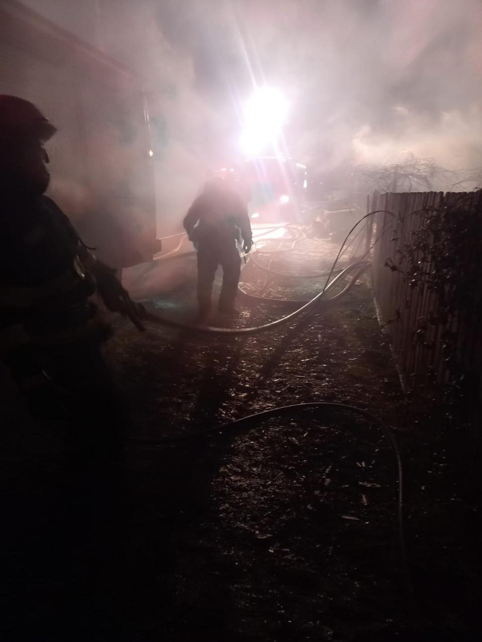 Incendiu cu patru victime la un priveghi, de Revelion, în orașul Bicaz. Casa a ars complet, cu sicriul celui decedat înăuntru 1035239