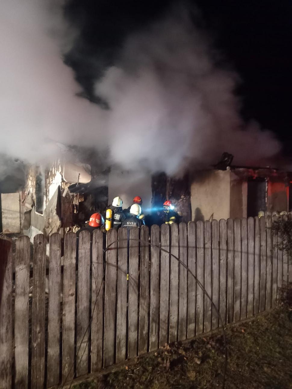 Incendiu cu patru victime la un priveghi, de Revelion, în orașul Bicaz. Casa a ars complet, cu sicriul celui decedat înăuntru 1035240
