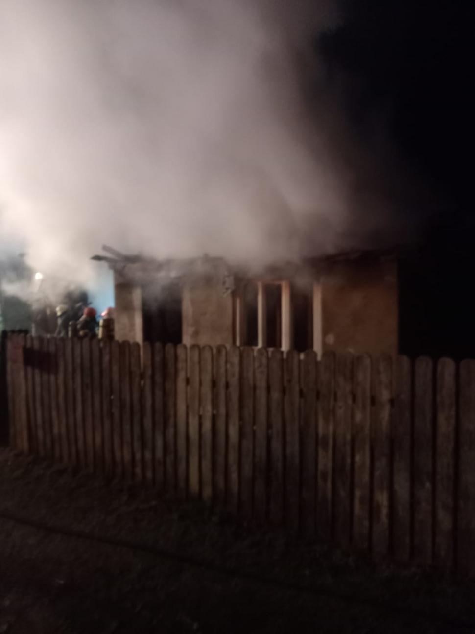 Incendiu cu patru victime la un priveghi, de Revelion, în orașul Bicaz. Casa a ars complet, cu sicriul celui decedat înăuntru 1035241