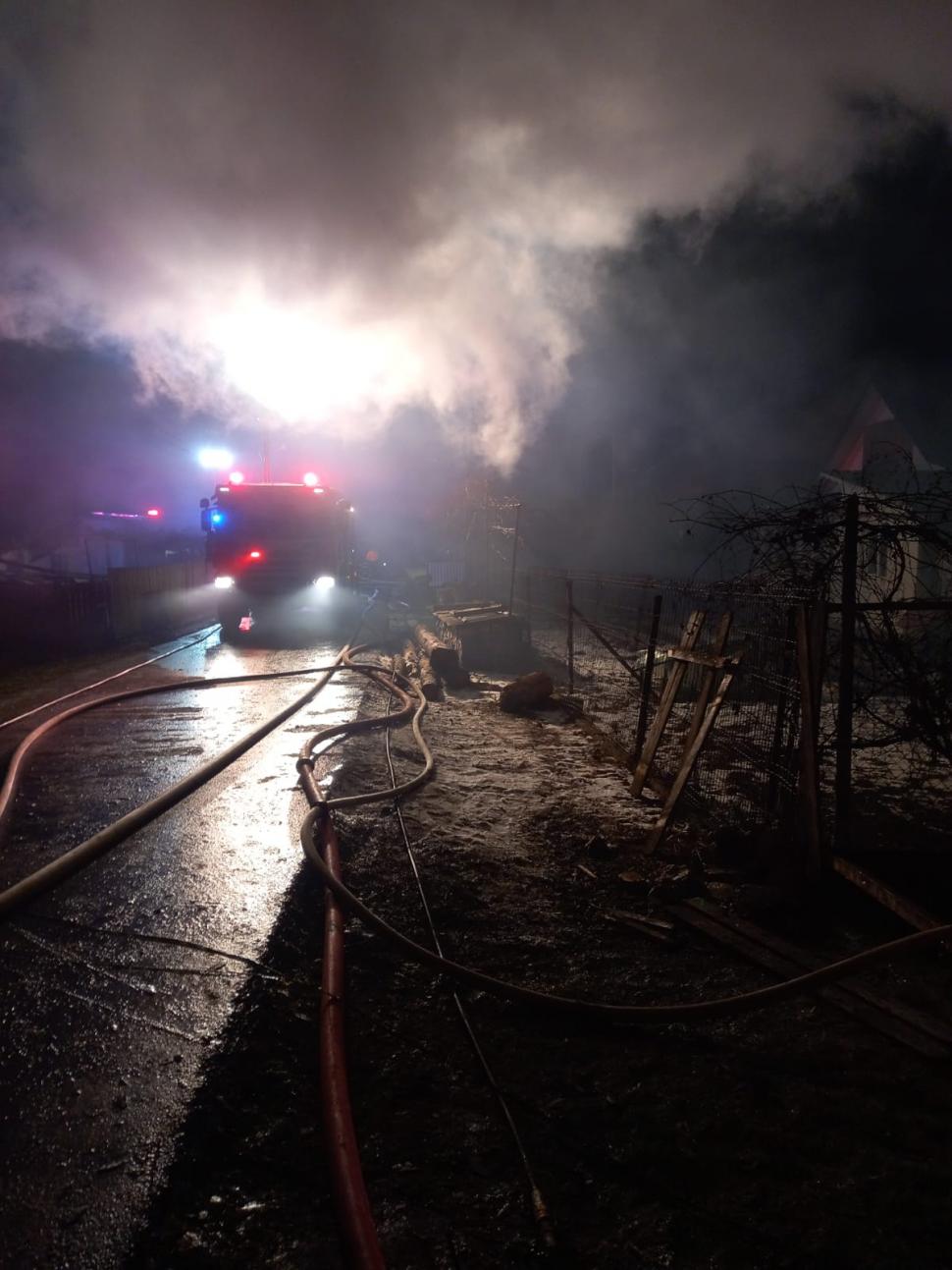 Incendiu cu patru victime la un priveghi, de Revelion, în orașul Bicaz. Casa a ars complet, cu sicriul celui decedat înăuntru 1035242