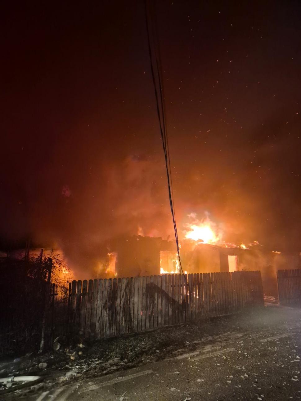 Incendiu cu patru victime la un priveghi, de Revelion, în orașul Bicaz. Casa a ars complet, cu sicriul celui decedat înăuntru 1035243