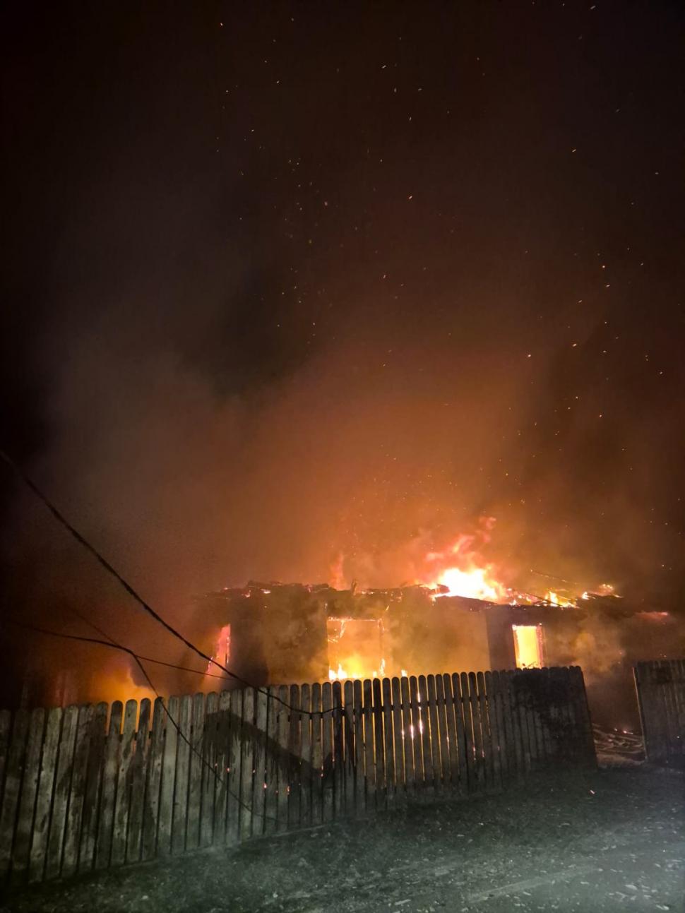 Incendiu cu patru victime la un priveghi, de Revelion, în orașul Bicaz. Casa a ars complet, cu sicriul celui decedat înăuntru 1035244