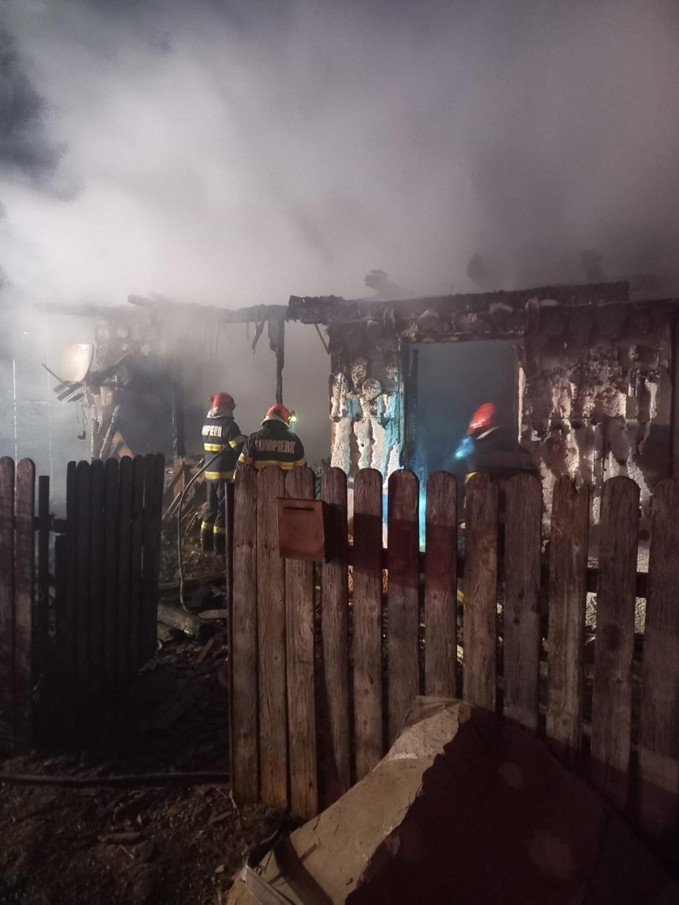 Incendiu cu patru victime la un priveghi, de Revelion, în orașul Bicaz. Casa a ars complet, cu sicriul celui decedat înăuntru 1035245