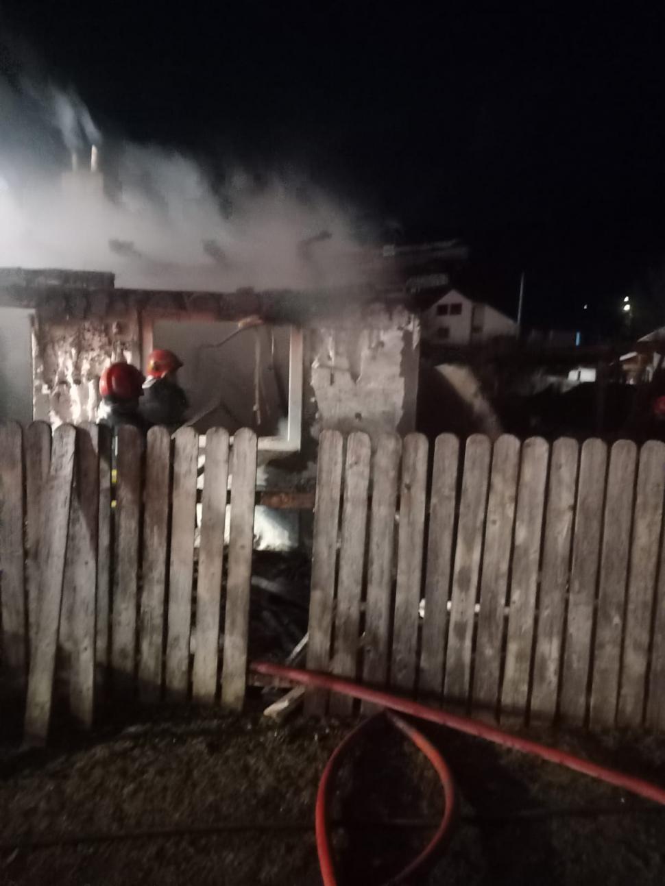 Incendiu cu patru victime la un priveghi, de Revelion, în orașul Bicaz. Casa a ars complet, cu sicriul celui decedat înăuntru 1035247