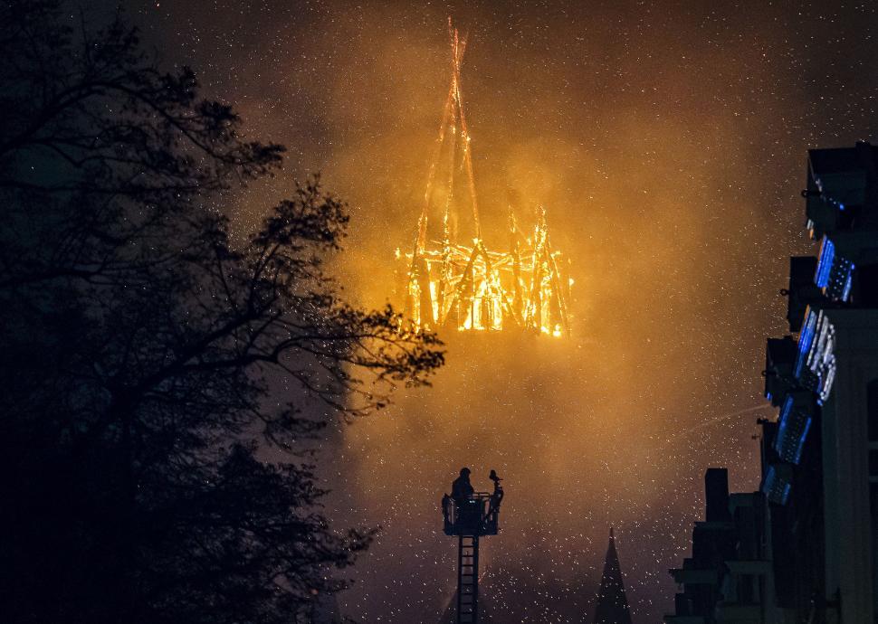 Violențe fără precedent în noaptea de Anul Nou în Olanda: o biserică a ars în Amsterdam, doi tineri au murit din cauza artificiilor 1035332