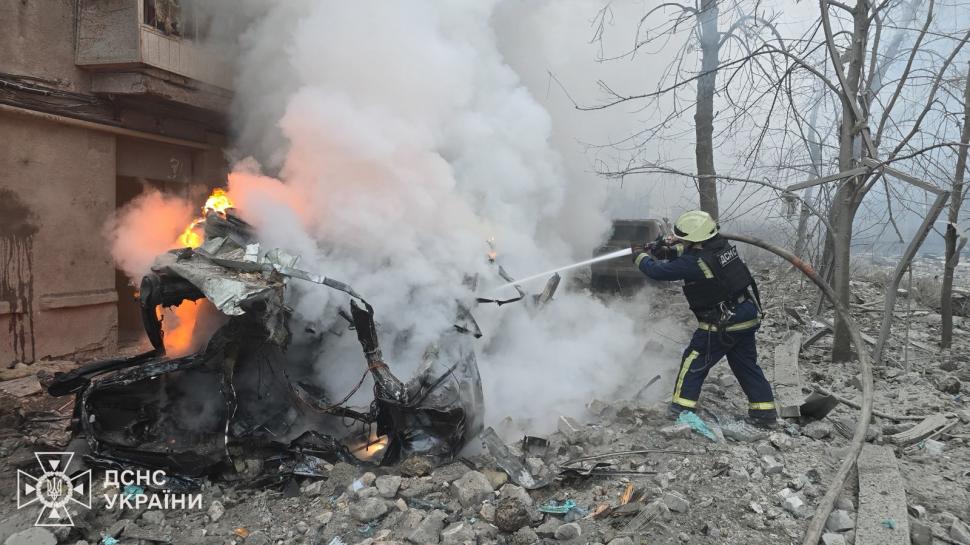 Rușii au spulberat cu rachete un bloc de locuințe în Harkov, în plină zi. Un copil a fost ucis, zeci de persoane sunt rănite 1035487