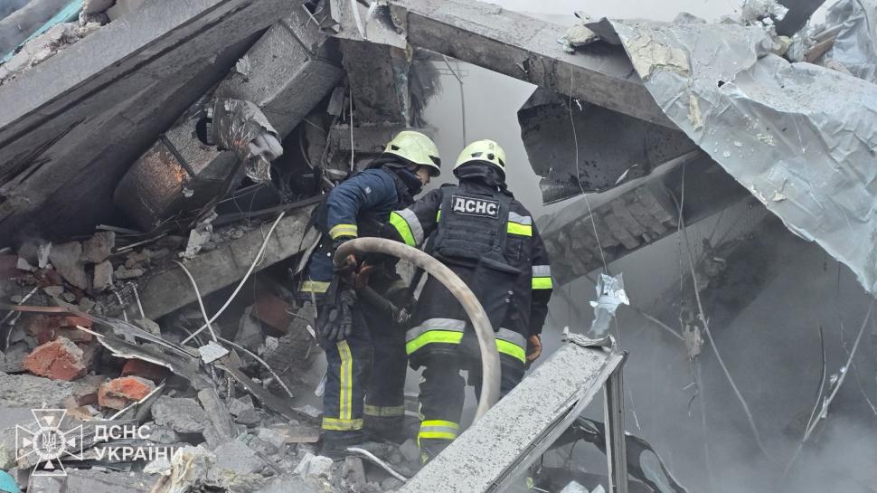 Rușii au spulberat cu rachete un bloc de locuințe în Harkov, în plină zi. Un copil a fost ucis, zeci de persoane sunt rănite 1035490