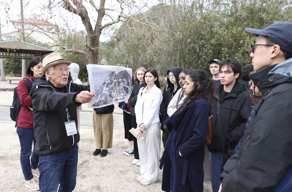  „Un loc al întunericului și al luminii”. Cum a ajuns o insulă nelocuită din Japonia un paradis al iepurilor 1035465