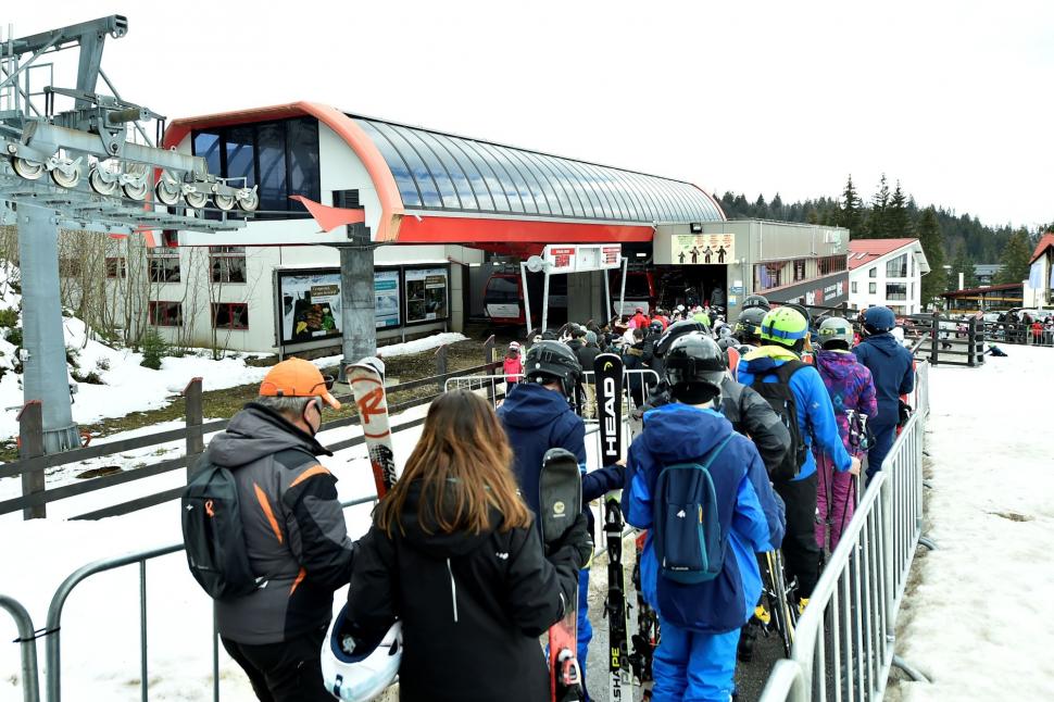 Cozi uriașe la telegondola din Poiana Brașov. Oamenii au așteptat încă de dimineață să poată urca pe pârtii 1035641