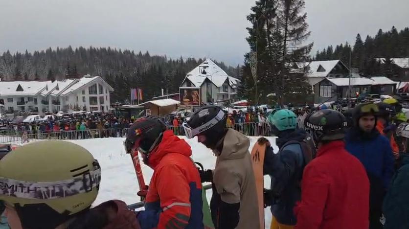 Cozi uriașe la telegondola din Poiana Brașov. Oamenii au așteptat încă de dimineață să poată urca pe pârtii 1035643