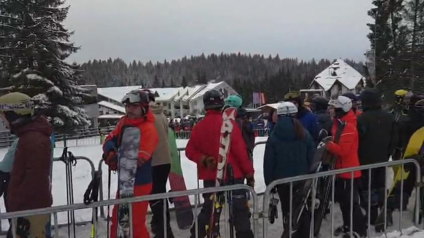 Cozi uriașe la telegondola din Poiana Brașov. Oamenii au așteptat încă de dimineață să poată urca pe pârtii 1035644
