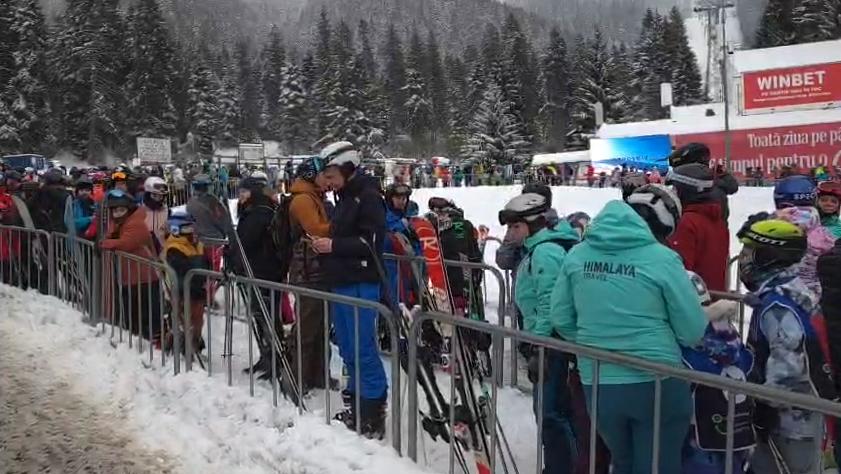 Cozi uriașe la telegondola din Poiana Brașov. Oamenii au așteptat încă de dimineață să poată urca pe pârtii 1035645