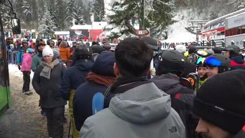 Cozi uriașe la telegondola din Poiana Brașov. Oamenii au așteptat încă de dimineață să poată urca pe pârtii 1035646