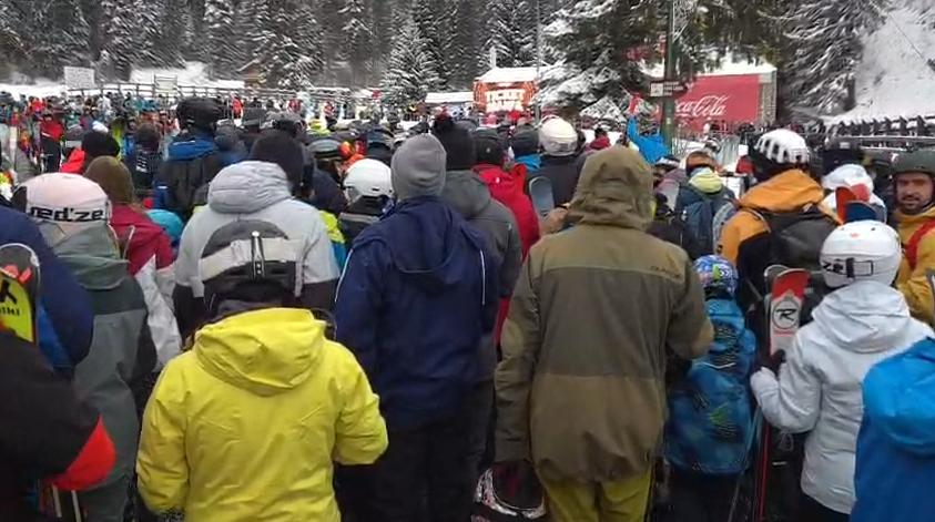 Cozi uriașe la telegondola din Poiana Brașov. Oamenii au așteptat încă de dimineață să poată urca pe pârtii 1035647