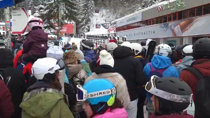 Cozi uriașe la telegondola din Poiana Brașov. Oamenii au așteptat încă de dimineață să poată urca pe pârtii 1035649
