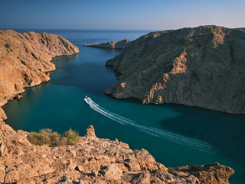 Țara care profită de faptul că Dubai e mult prea aglomerat turistic. Este sigură și are și munți, și deșert  1035740