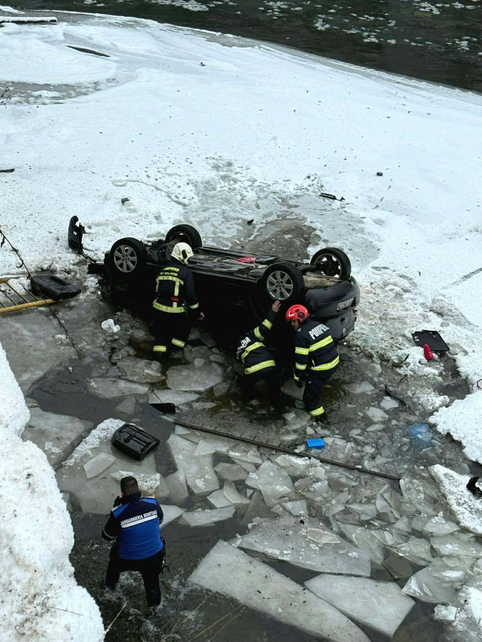 Accident la Vatra Dornei. O maşină în care erau 5 copii şi mama lor a căzut în apele îngheţate ale râului Bistriţa 1036165