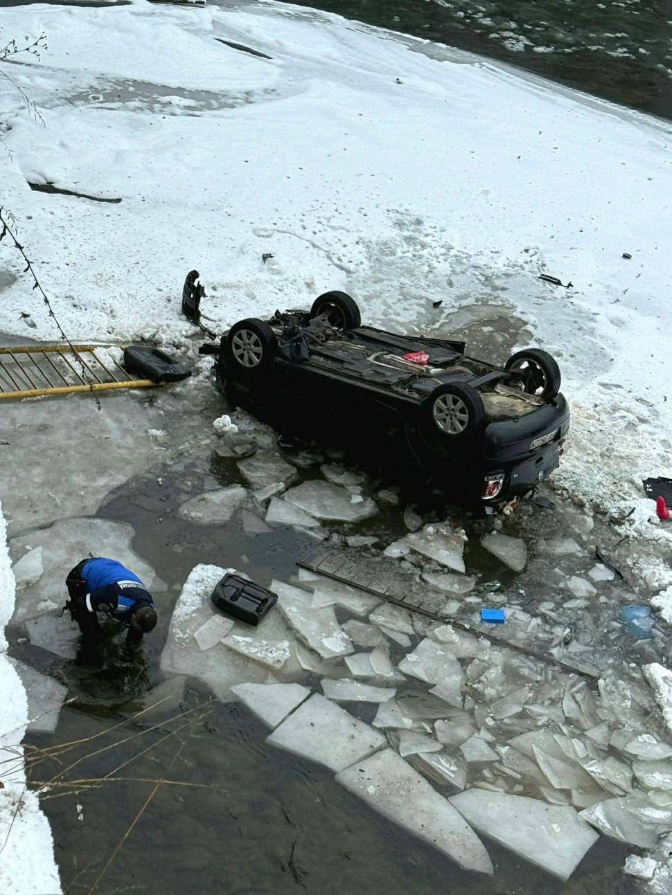 Accident la Vatra Dornei. O maşină în care erau 5 copii şi mama lor a căzut în apele îngheţate ale râului Bistriţa 1036166