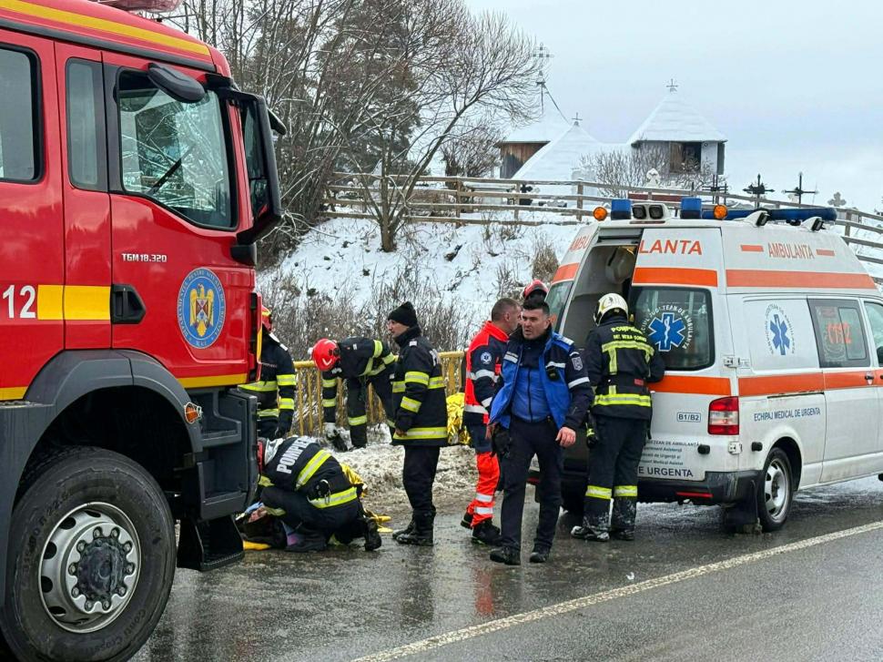 Accident la Vatra Dornei. O maşină în care erau 5 copii şi mama lor a căzut în apele îngheţate ale râului Bistriţa 1036167