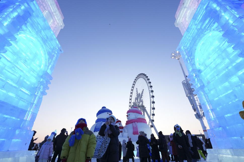 Ceva ciudat și frumos se întâmplă în cel mai mare oraș de gheață din lume. Oameni de pretutindeni merg să vadă spectacolul 1036129