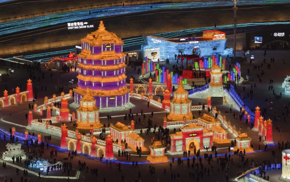 Ceva ciudat și frumos se întâmplă în cel mai mare oraș de gheață din lume. Oameni de pretutindeni merg să vadă spectacolul 1036131