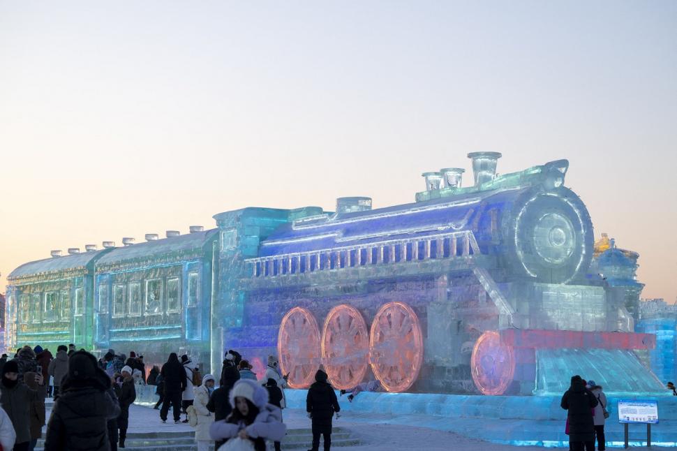 Ceva ciudat și frumos se întâmplă în cel mai mare oraș de gheață din lume. Oameni de pretutindeni merg să vadă spectacolul 1036151