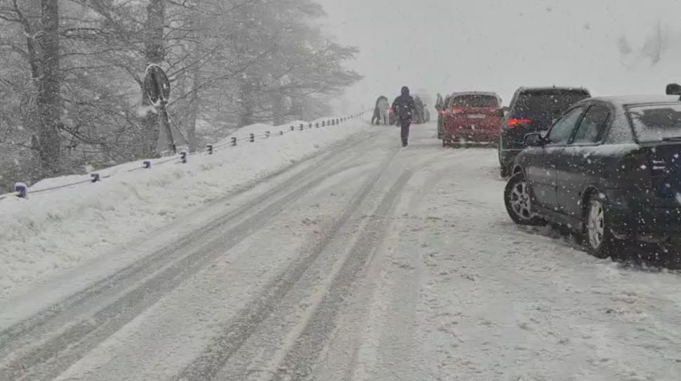 Viscolul face ravagii în Hunedoara. Circulația la Rânca este restricționată, poliția controlează toate mașinile 1036142