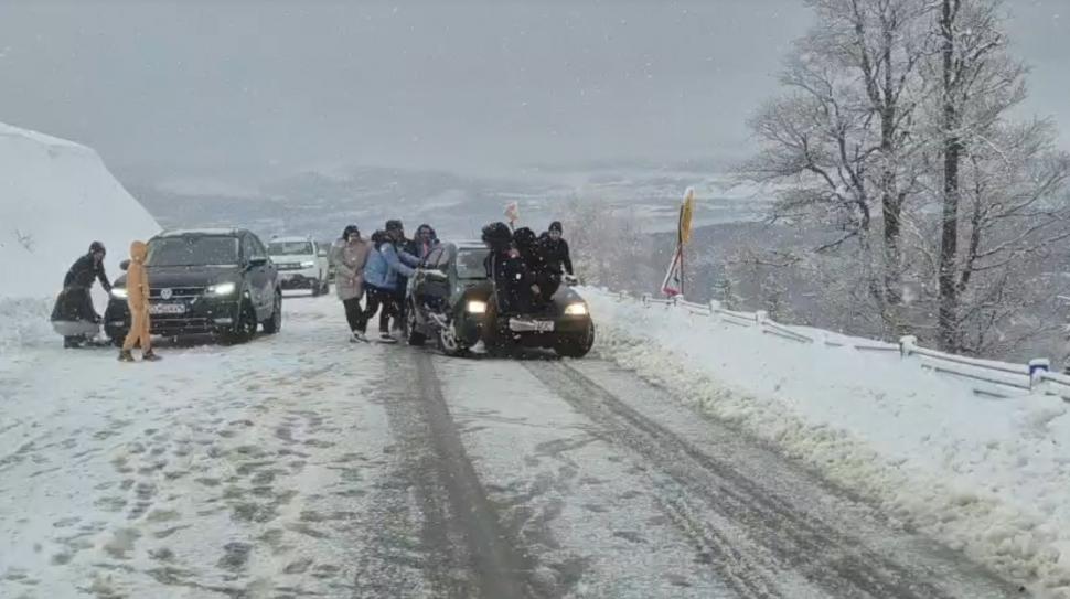 Viscolul face ravagii în Hunedoara. Circulația la Rânca este restricționată, poliția controlează toate mașinile 1036145