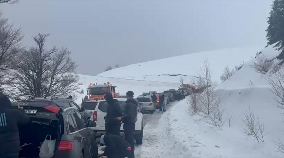 Viscolul face ravagii în Hunedoara. Circulația la Rânca este restricționată, poliția controlează toate mașinile 1036146
