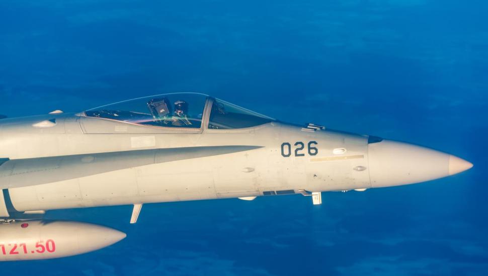 Avionul Spartan al lui Nicușor Dan a fost escortat de două aeronave F-18 elvețiene. Președintele: „A fost un gest de apreciere” 1036503